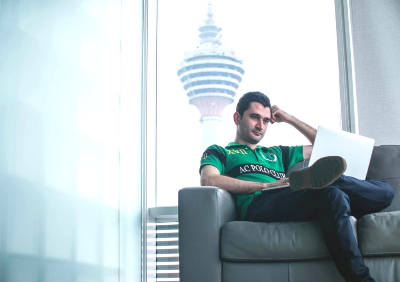 Teilnehmer arbeiten gemeinsam an Finanzanalysen in modernem Schulungsraum