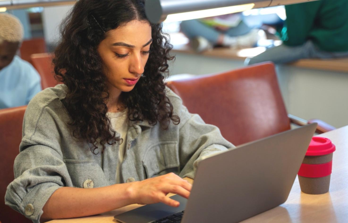 Modernes Büro mit Finanzdiagrammen und Planungsmaterialien