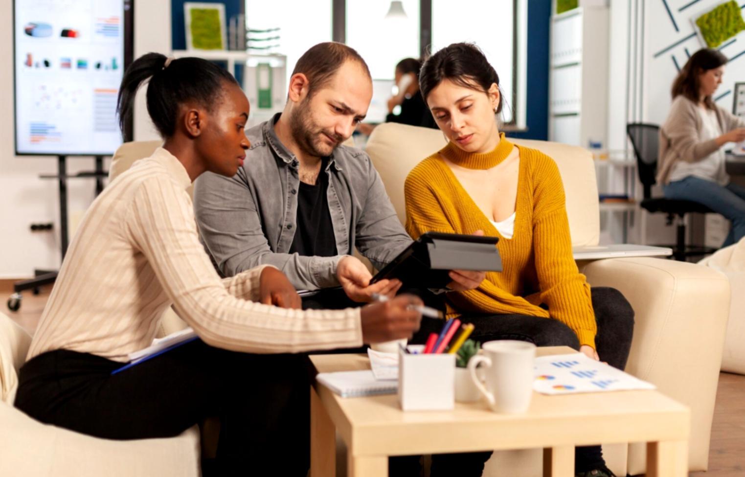 Teammeeting mit Finanzanalysen und strategischen Planungsdokumenten